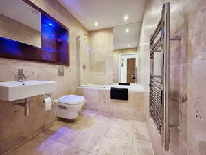 Main Bathroom- click for photo gallery